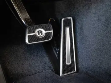 Bentley Flying Spur Azure (MY26) von BENTLEY