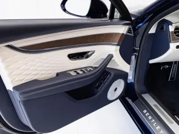 Bentley Flying Spur Azure (MY26) von BENTLEY