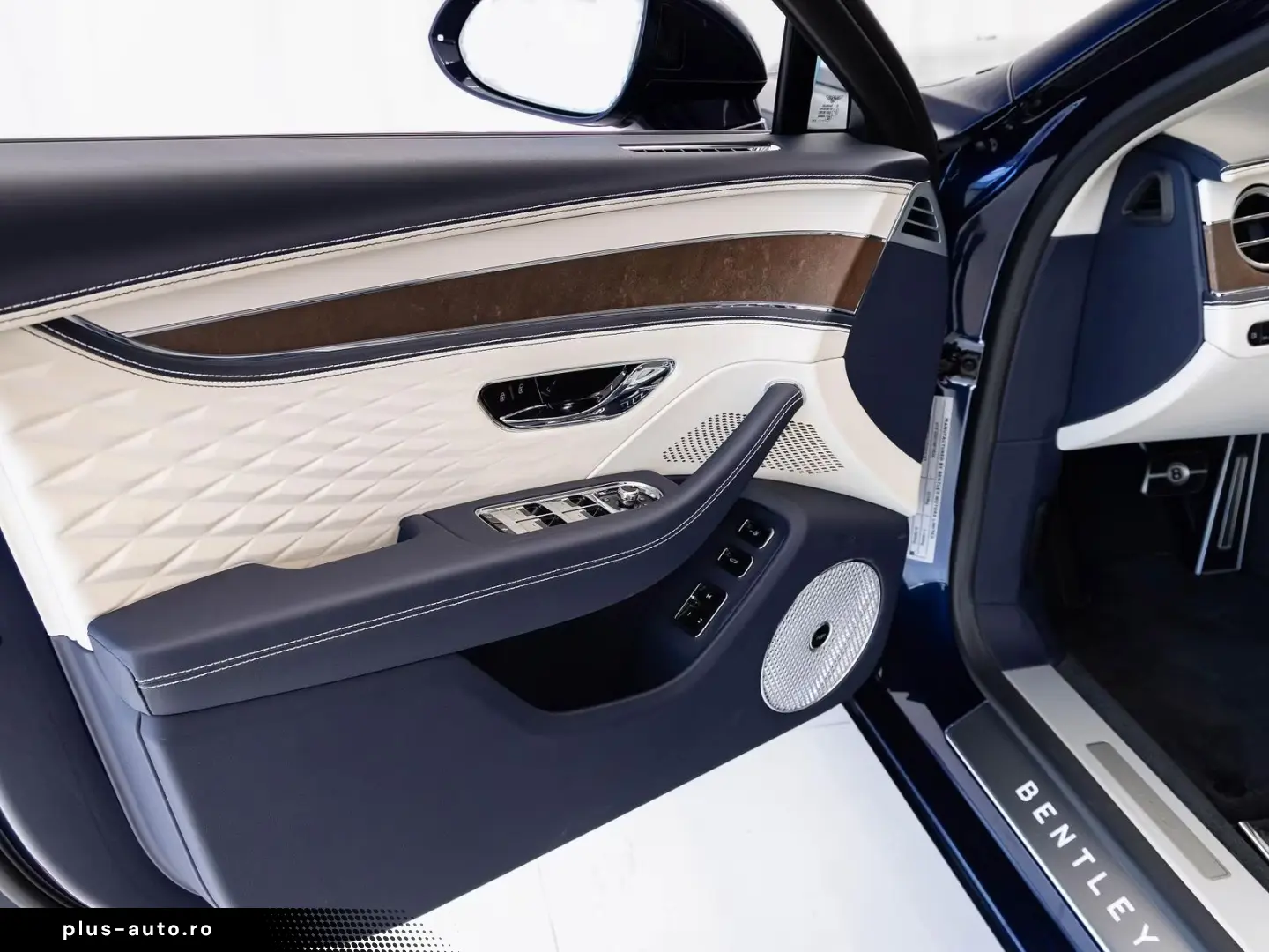 Bentley Flying Spur Azure (MY26) von BENTLEY