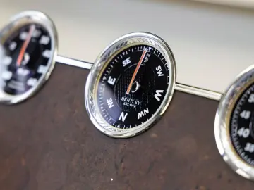 Bentley Flying Spur Azure (MY26) von BENTLEY