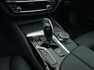 BMW 545e xDrive Limousine (M-Sport Navi HUD H K ACC)