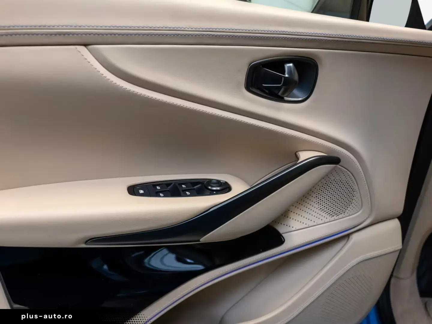 Aston Martin DBX 707 Elwood Blue Sandstorm