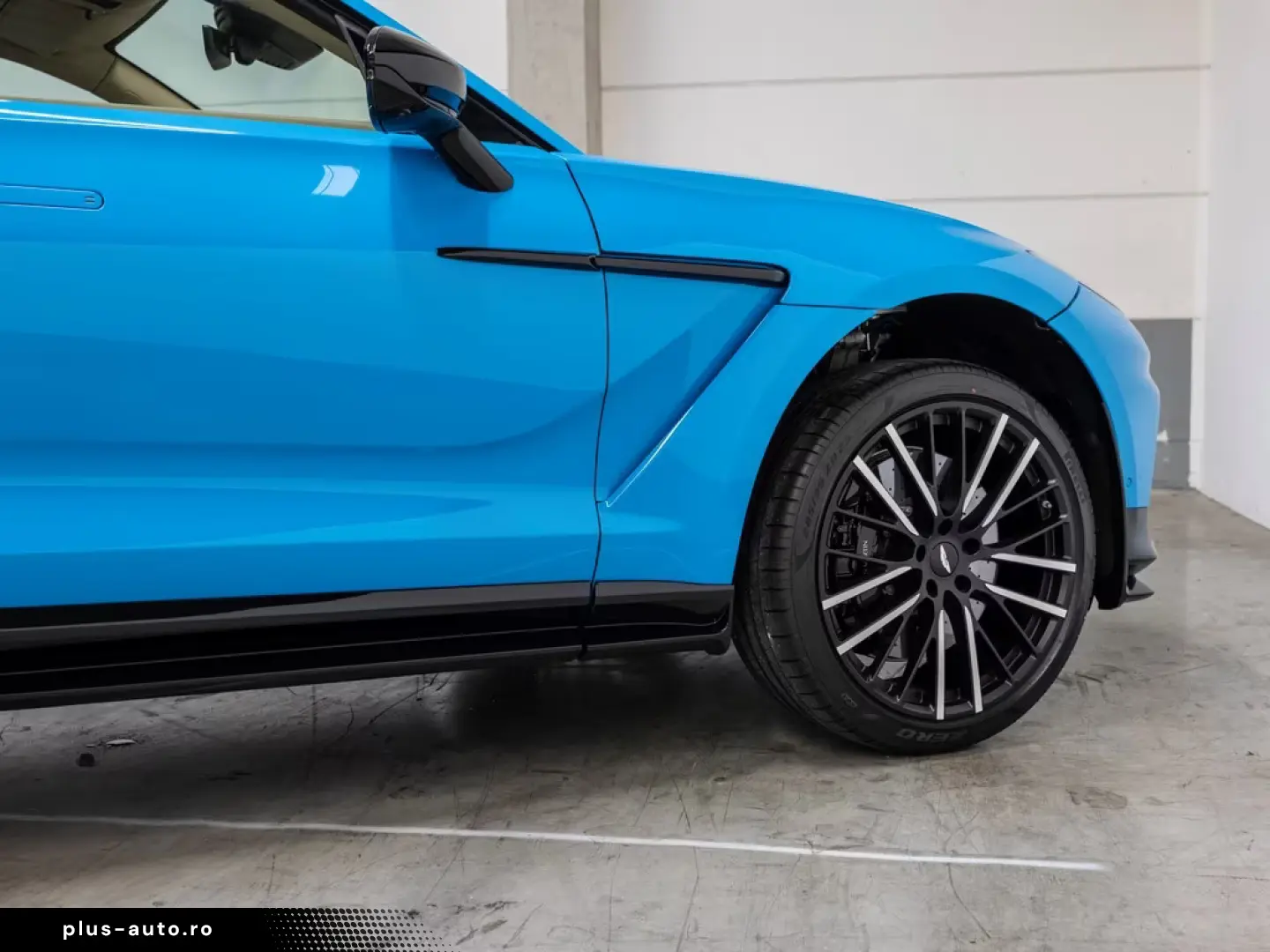 Aston Martin DBX 707 Elwood Blue Sandstorm