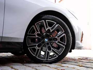 BMW 520d M-SPORTPRO PANO HEADUP KAMRA GLOW H&K