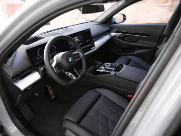 BMW 520d M-SPORTPRO PANO HEADUP KAMRA GLOW H&K