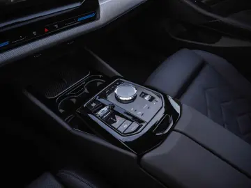 BMW 520d M-SPORTPRO PANO HEADUP KAMRA GLOW H&K