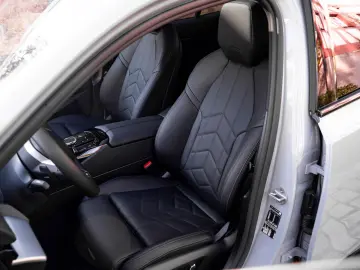 BMW 520d M-SPORTPRO PANO HEADUP KAMRA GLOW H&K