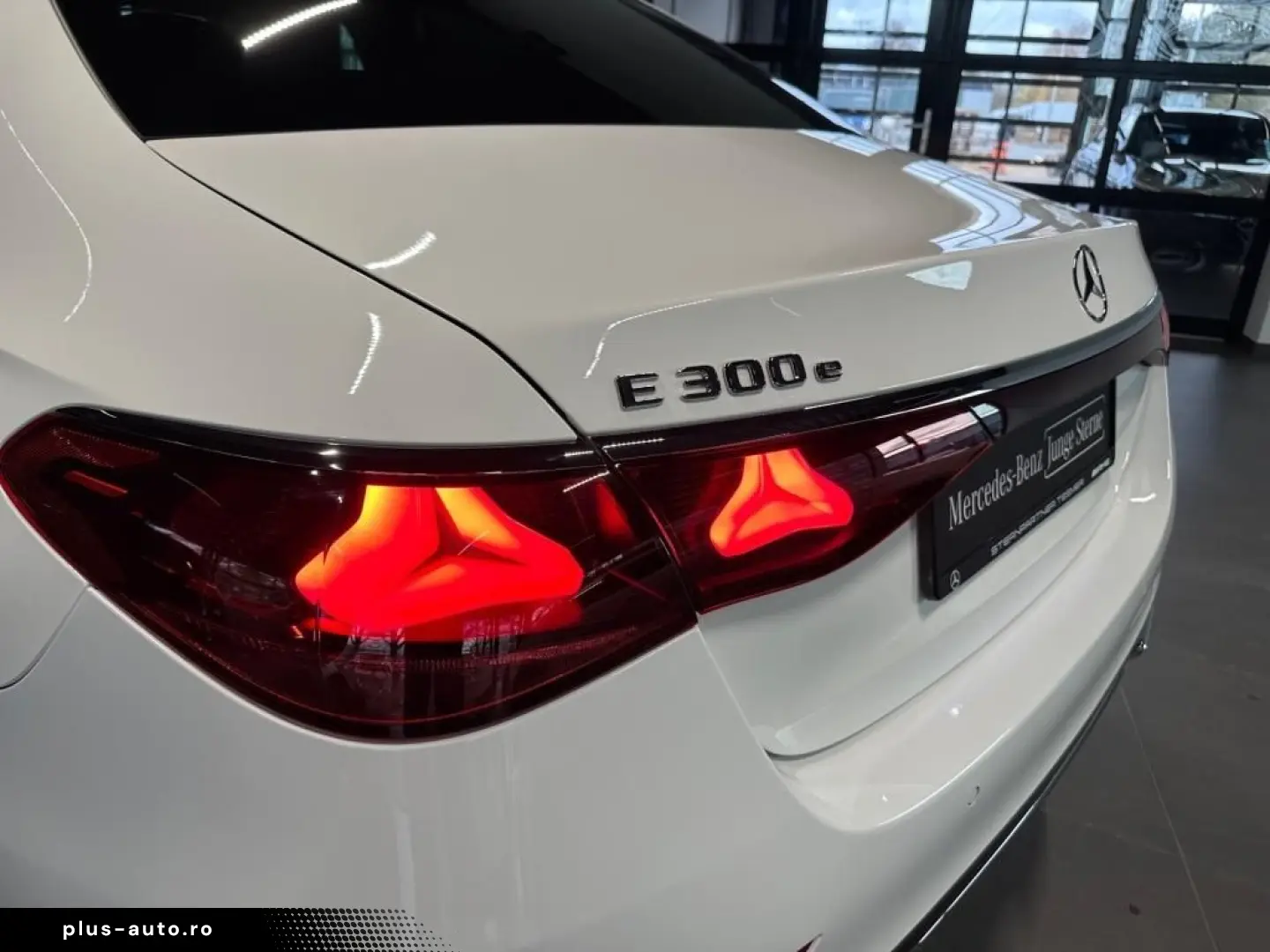 MERCEDES-BENZ E 300 e AMG LED MBUX 360 KAM DISTR AMB&hellip;