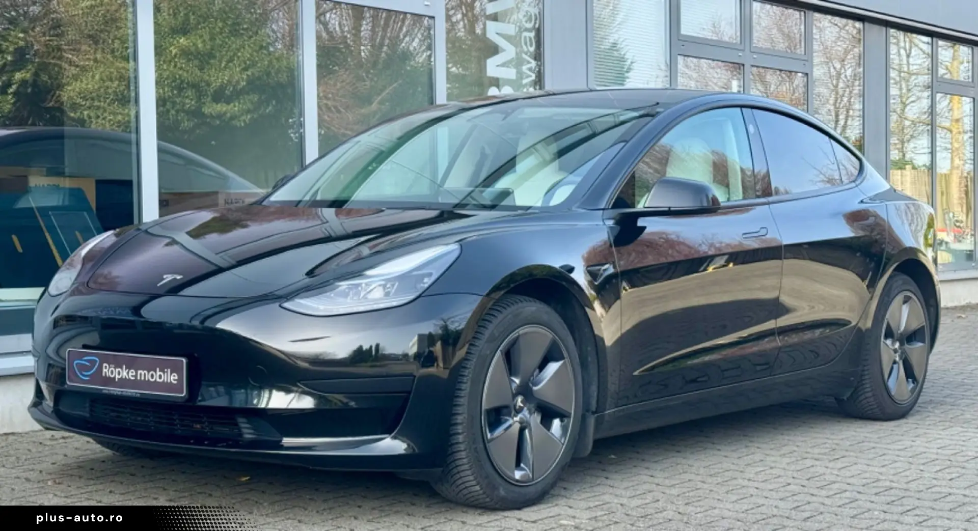 TESLA Model 3 RWD Innen schwarz und weiss VAT