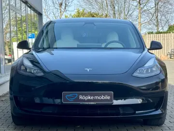 TESLA Model 3 RWD Innen schwarz und weiss VAT