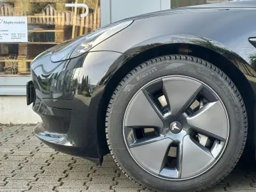 TESLA Model 3 RWD Innen schwarz und weiss VAT