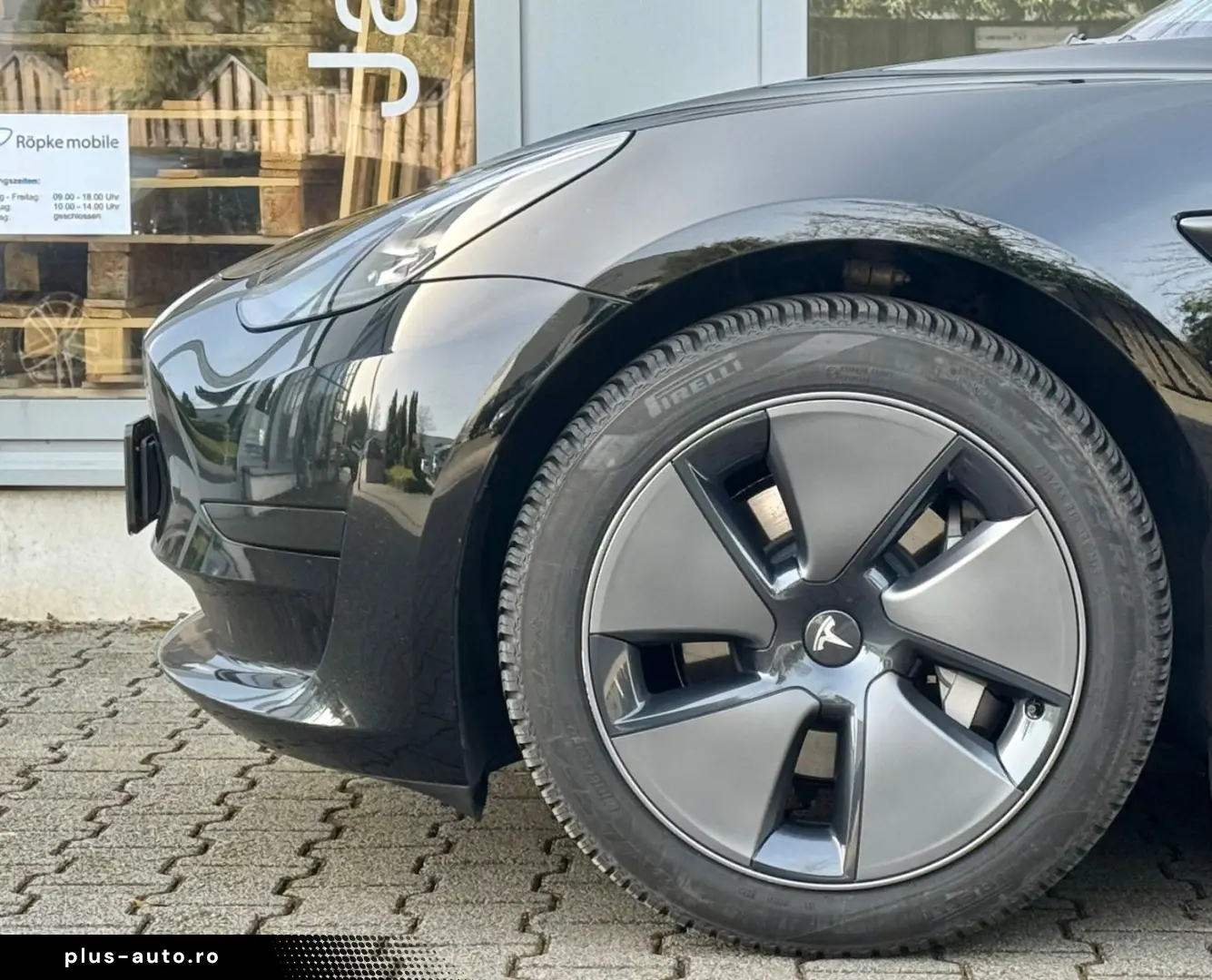 TESLA Model 3 RWD Innen schwarz und weiss VAT