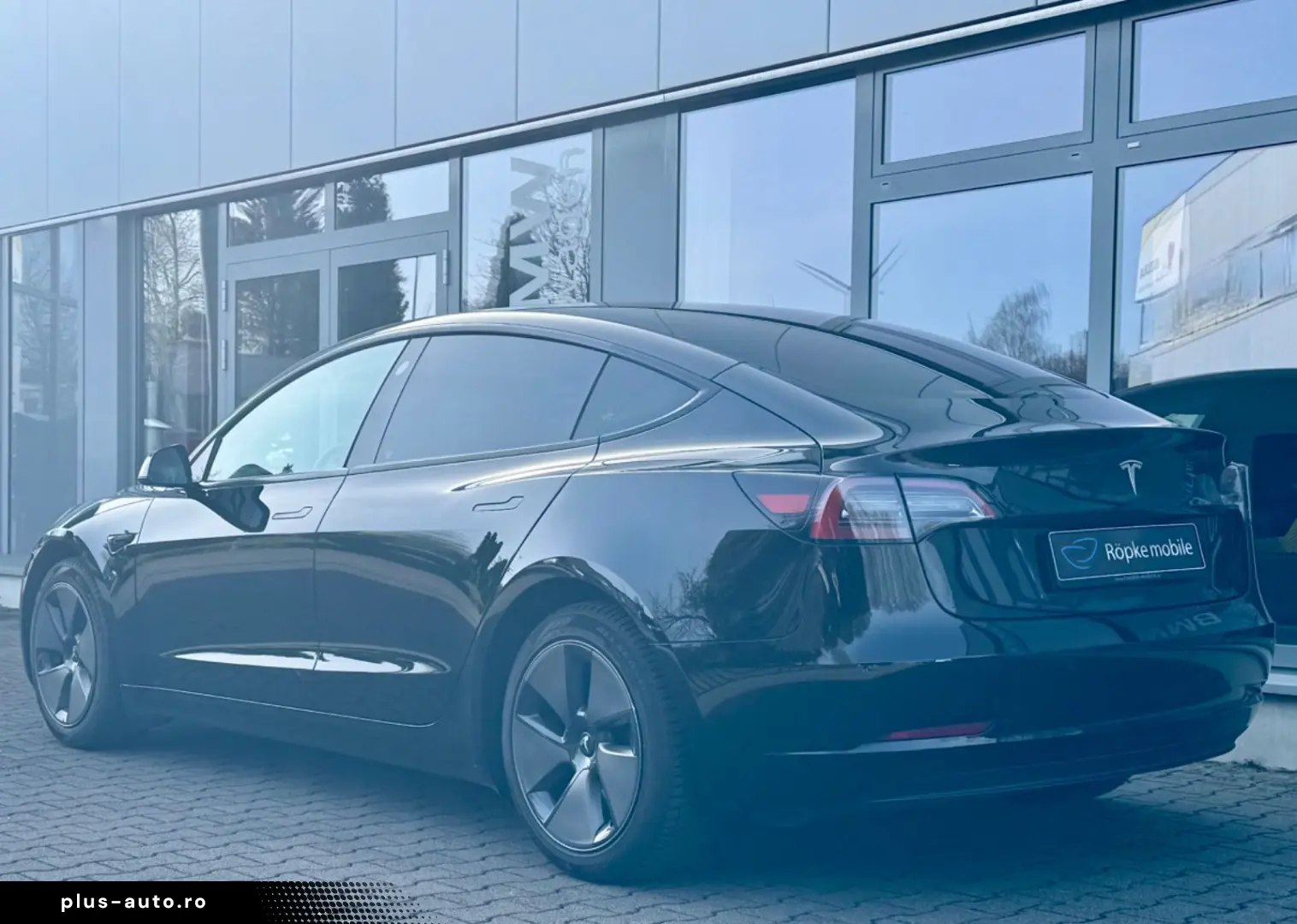TESLA Model 3 RWD Innen schwarz und weiss VAT