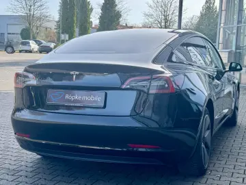 TESLA Model 3 RWD Innen schwarz und weiss VAT