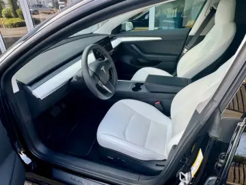 TESLA Model 3 RWD Innen schwarz und weiss VAT