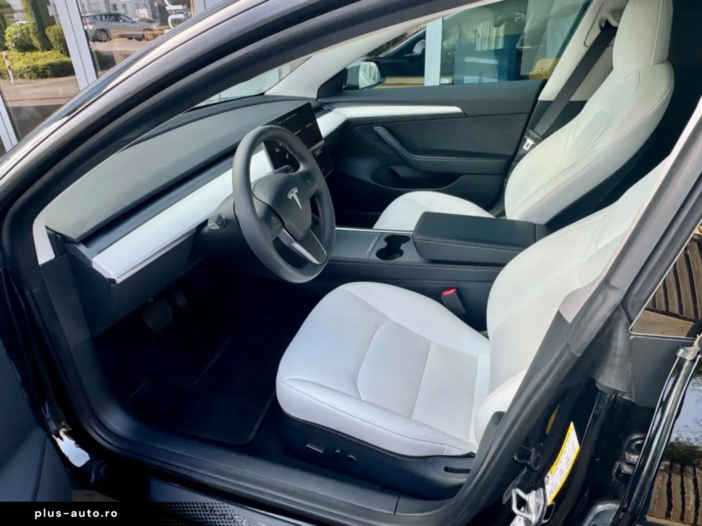 TESLA Model 3 RWD Innen schwarz und weiss VAT