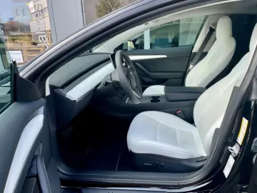 TESLA Model 3 RWD Innen schwarz und weiss VAT