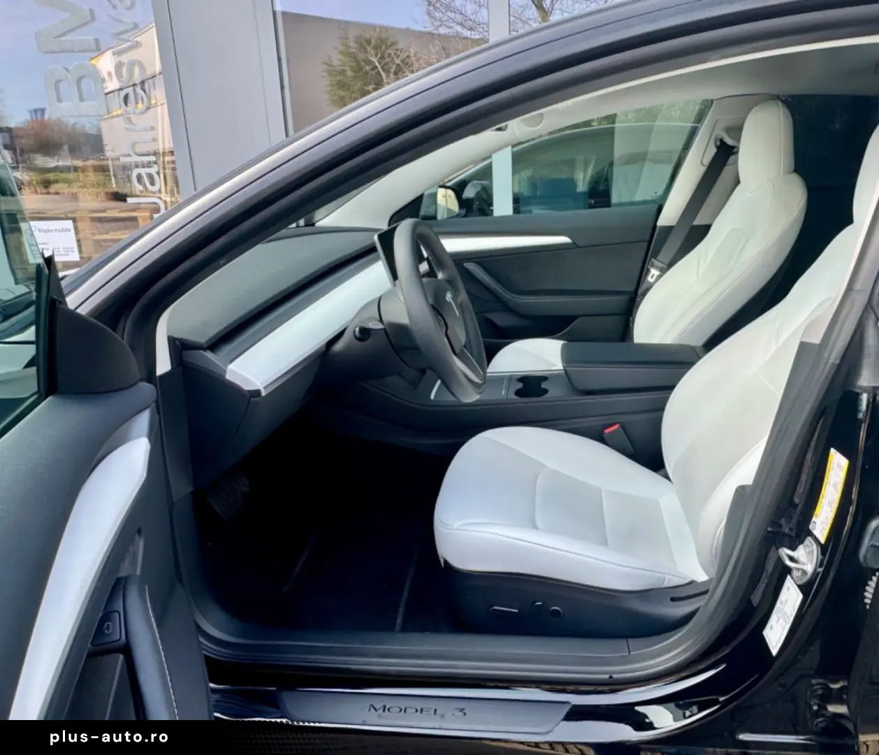 TESLA Model 3 RWD Innen schwarz und weiss VAT