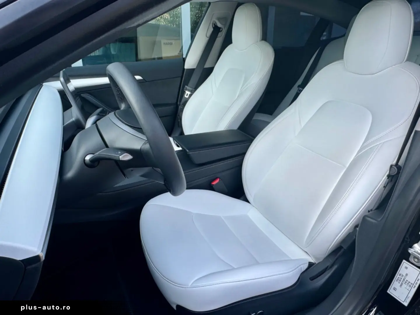 TESLA Model 3 RWD Innen schwarz und weiss VAT