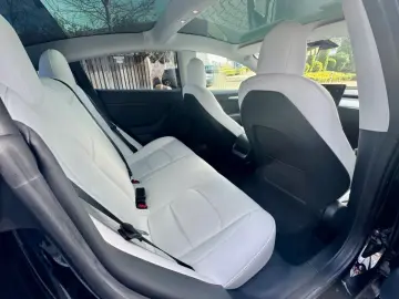 TESLA Model 3 RWD Innen schwarz und weiss VAT