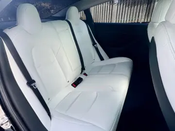 TESLA Model 3 RWD Innen schwarz und weiss VAT