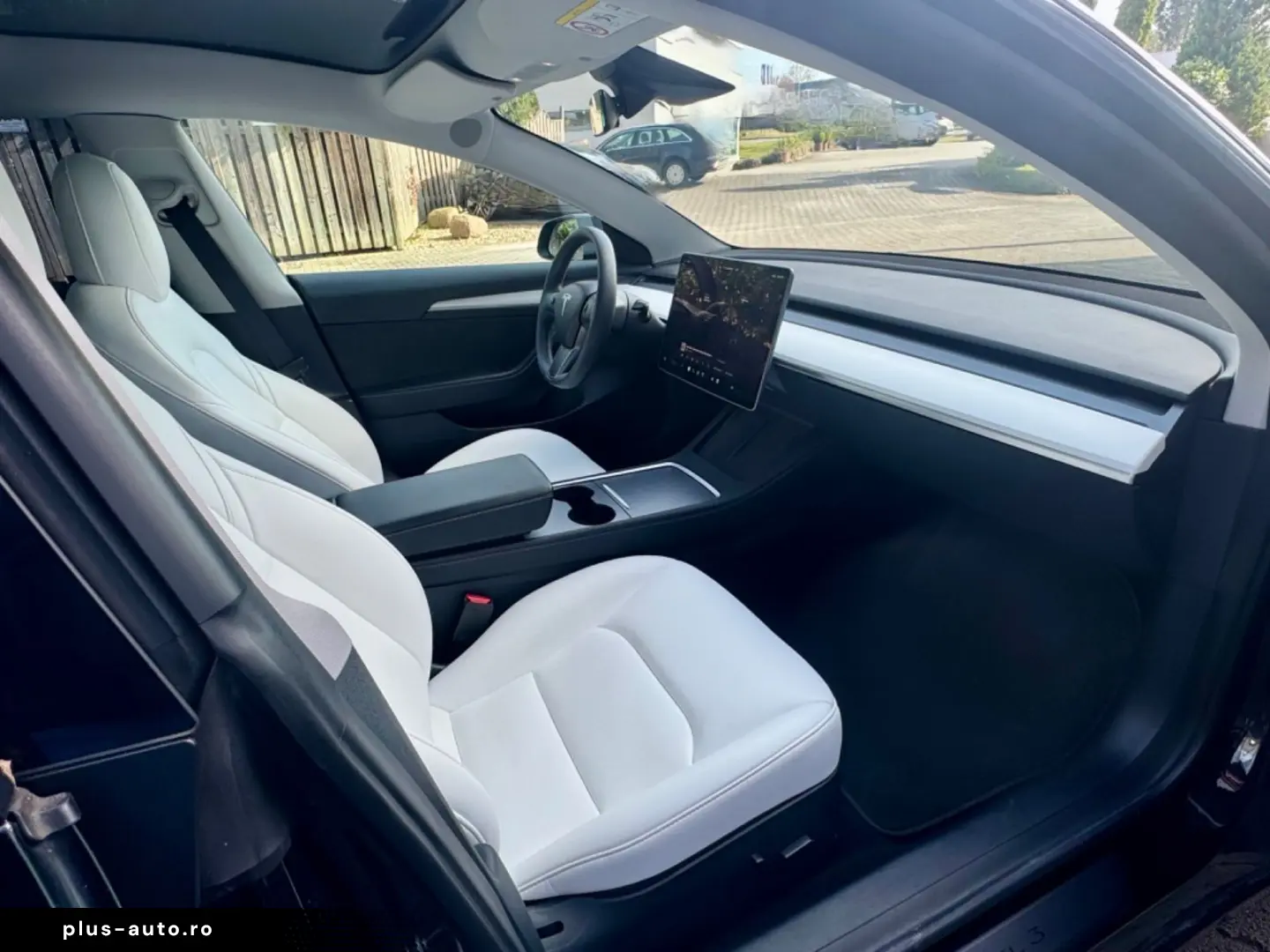 TESLA Model 3 RWD Innen schwarz und weiss VAT