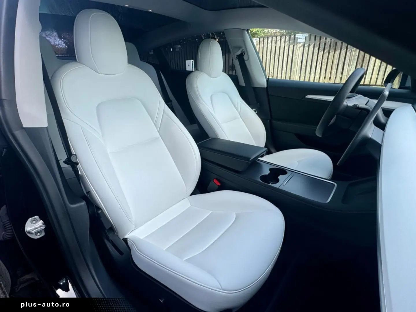 TESLA Model 3 RWD Innen schwarz und weiss VAT