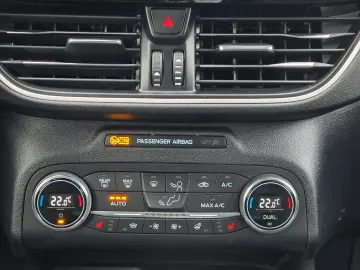 FORD Kuga 2.0 EcoBlue Hybrid  1Hand LED Navi Assist