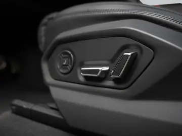 LAMBORGHINI Urus   Carbon Interior   Akrapovic