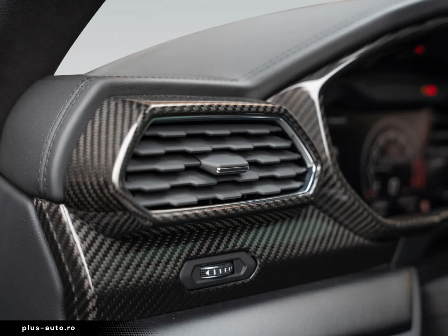 LAMBORGHINI Urus   Carbon Interior   Akrapovic