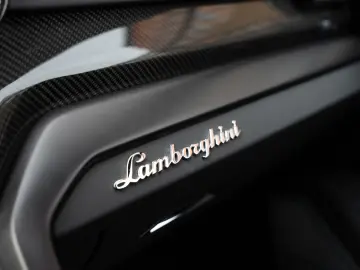 LAMBORGHINI Urus   Carbon Interior   Akrapovic