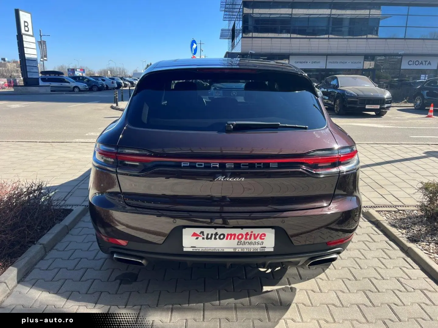 PORSCHE MACAN