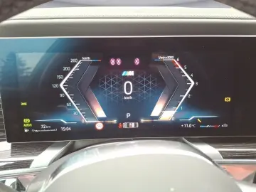 BMW 740d xDrive M SPORT Panorama Sky Lounge Driving