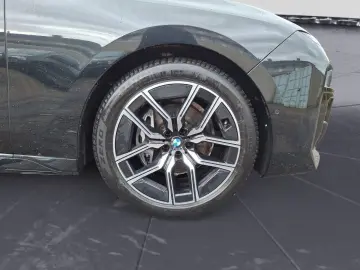 BMW 740d xDrive M SPORT Panorama Sky Lounge Driving