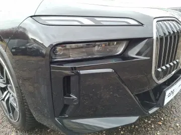 BMW 740d xDrive M SPORT Panorama Sky Lounge Driving