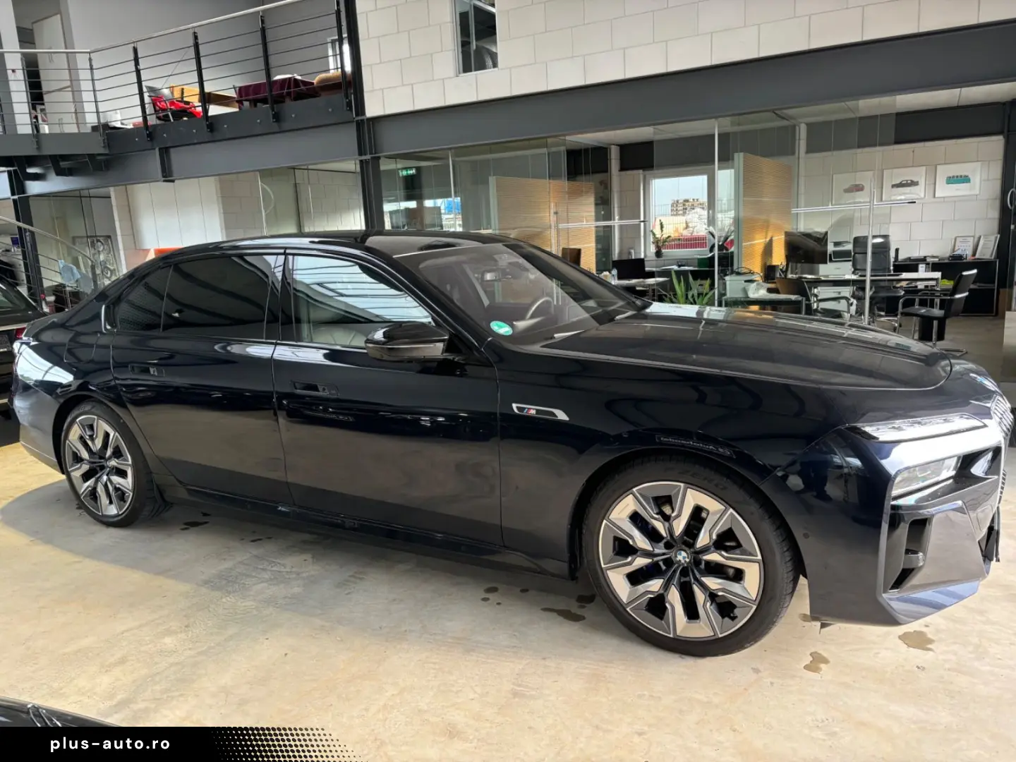 BMW M760e xDriveExecutive PanDach TV Lounge Seats