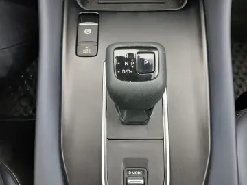 Nissan Qashqai TEKNA 1.3 l 156CP mild-hybrid 2WD