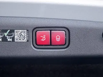 MERCEDES-BENZ E 400 e 4M AMG Night Panorama Distronic 360