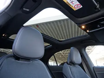 MERCEDES-BENZ E 400 e 4M AMG Night Panorama Distronic 360