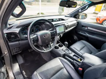 TOYOTA Hilux Double Cab Invincible 4x4