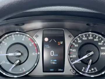 Toyota Hilux 2.8 Double Cab Schalter CarPlay