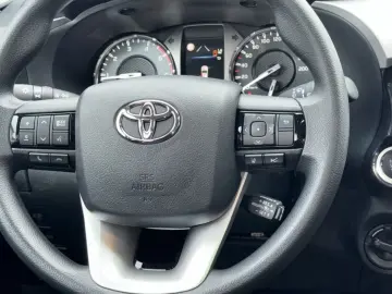 Toyota Hilux 2.8 Double Cab Schalter CarPlay