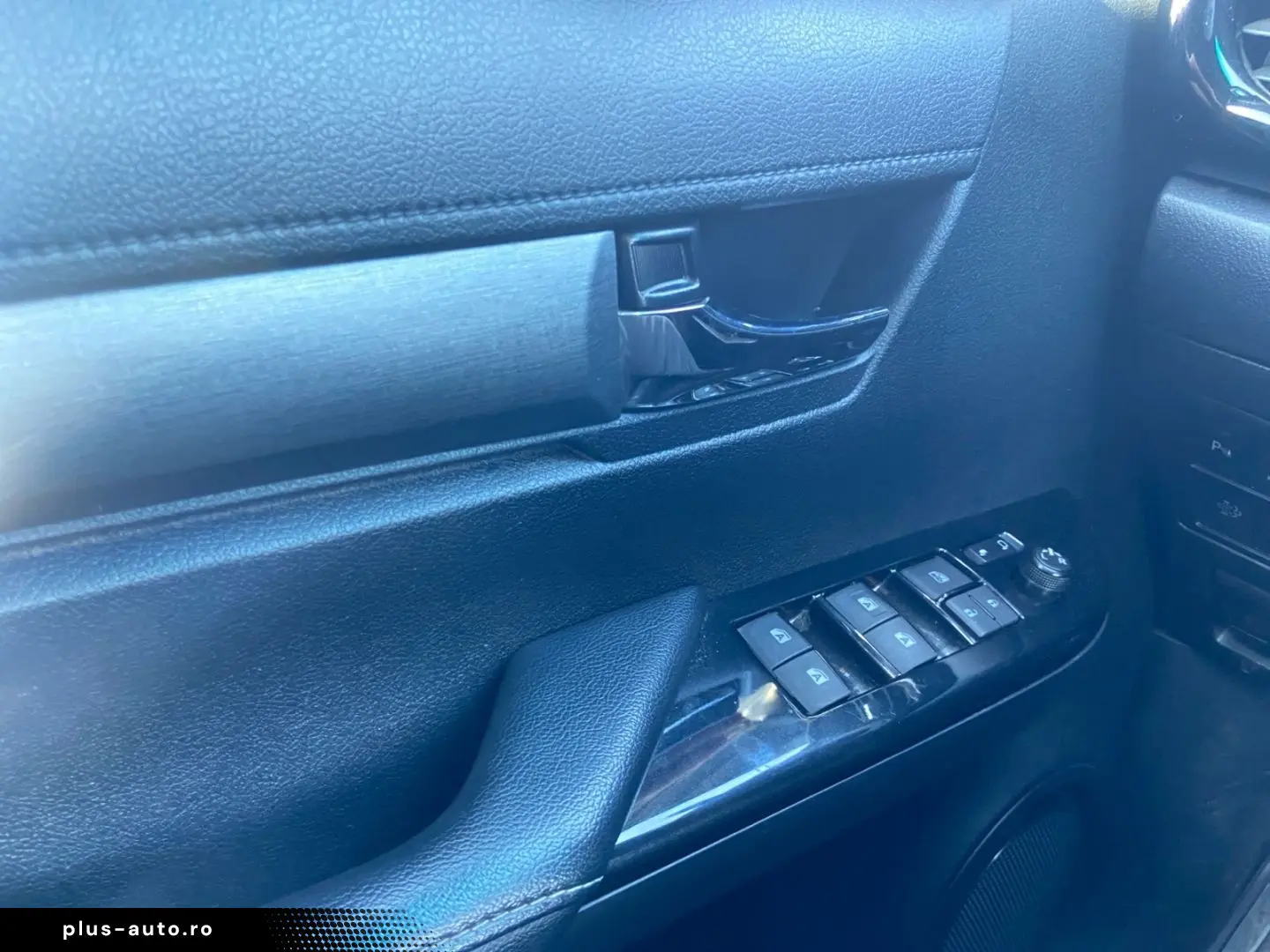 TOYOTA Hilux 4x4 Double Cab Invincible  360  Leder AHK