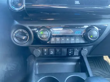 TOYOTA Hilux 4x4 Double Cab Invincible  360  Leder AHK