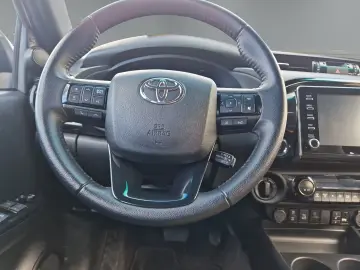 Toyota Hilux Double Cab Invincible 4x4 Navi