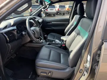 TOYOTA Double Cab INVINCIBLE 2.8Aut.Leder.LED.AHK.Mild