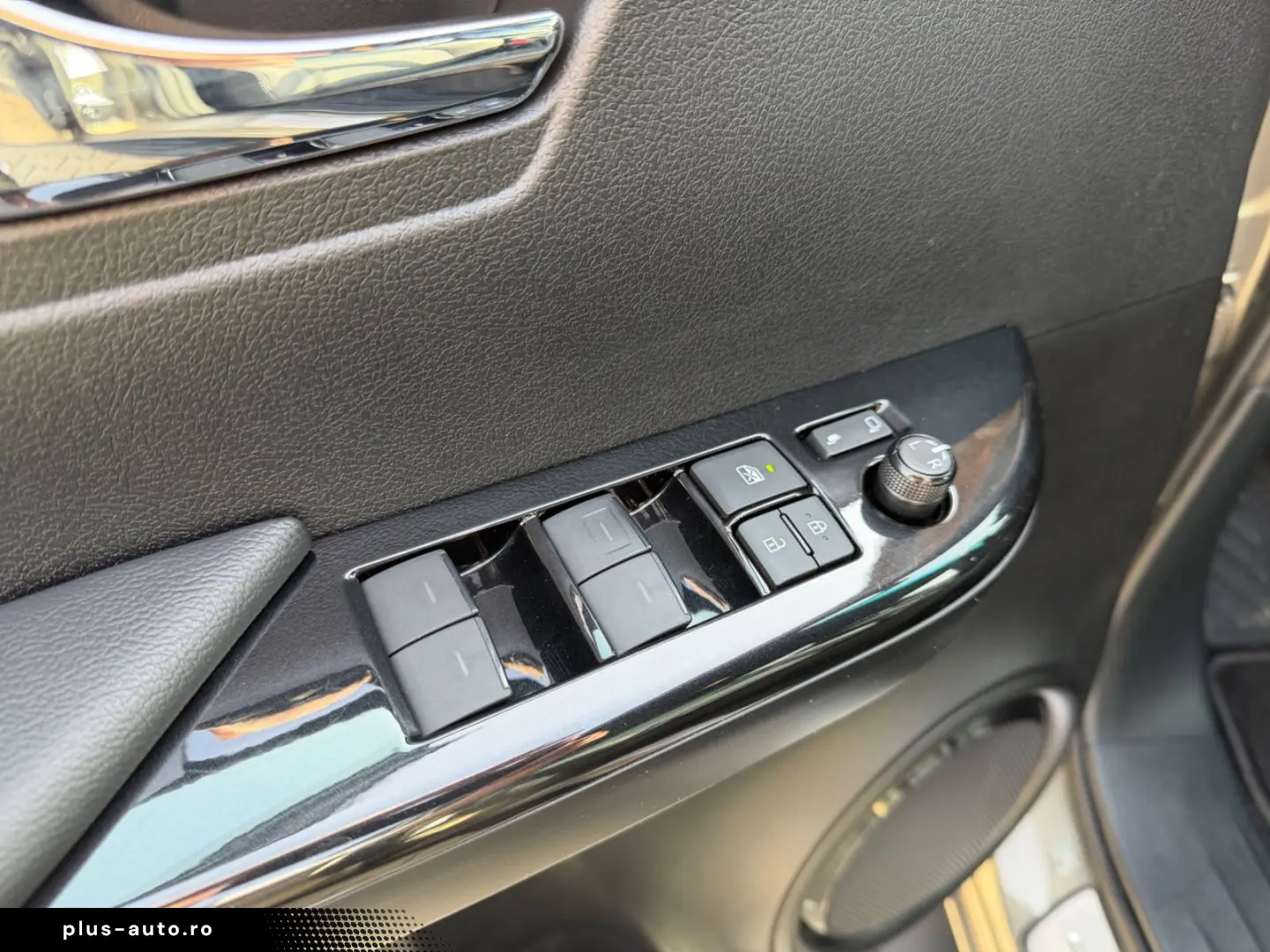 TOYOTA Double Cab INVINCIBLE 2.8Aut.Leder.LED.AHK.Mild