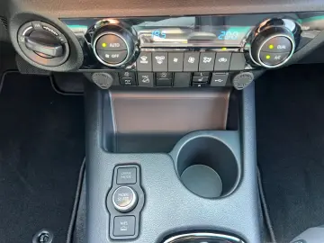 TOYOTA Double Cab INVINCIBLE 2.8Aut.Leder.LED.AHK.Mild