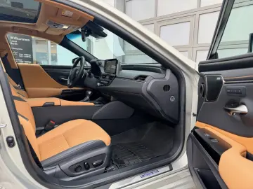 LEXUS ES 300h 2 5 HEV Luxury Line   Head-Up   360 Kame