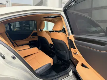 LEXUS ES 300h 2 5 HEV Luxury Line   Head-Up   360 Kame